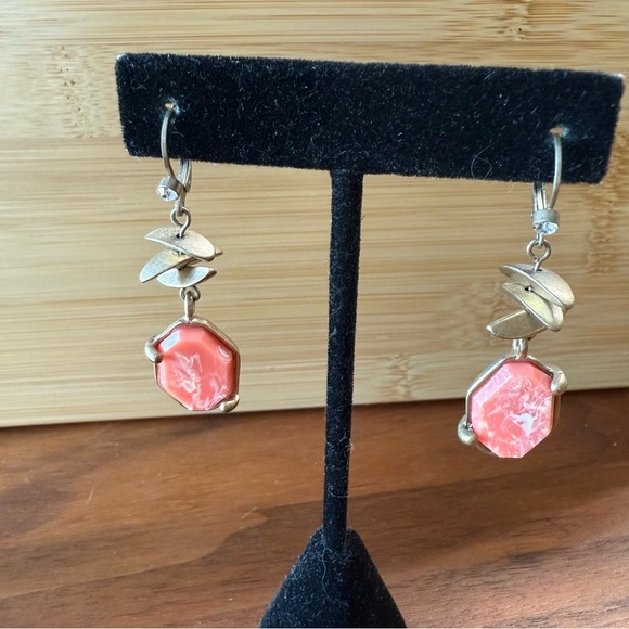 Kenneth Cole Art Deco Elegant Brushed Gold Tone Marbled Coral Dangle Earrings - Picture 3 of 6